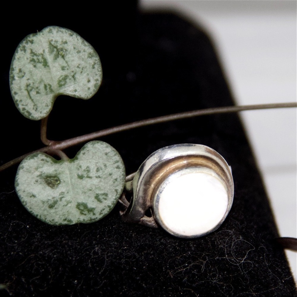 Vintage 925 Sterling Silver Mother of Pearl Bypass Ring Size 7.25 Cabochon
